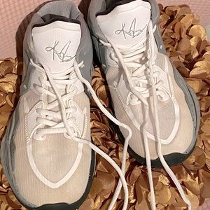Kyrie Sneakers